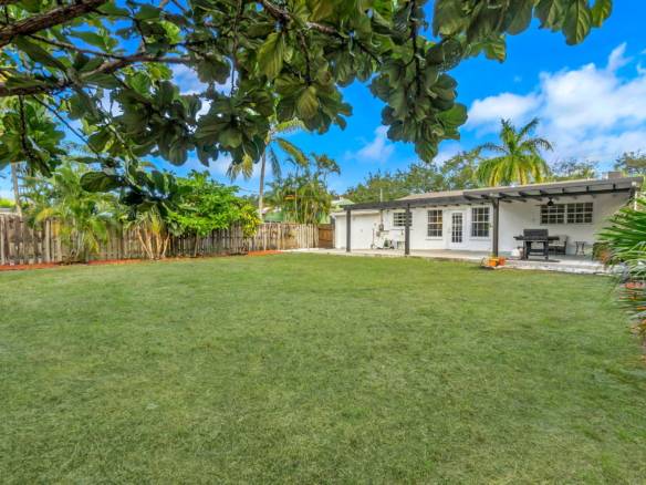 Flexible Living & Income Potential in Hollywood