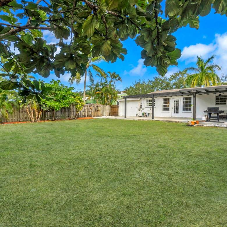 Flexible Living & Income Potential in Hollywood
