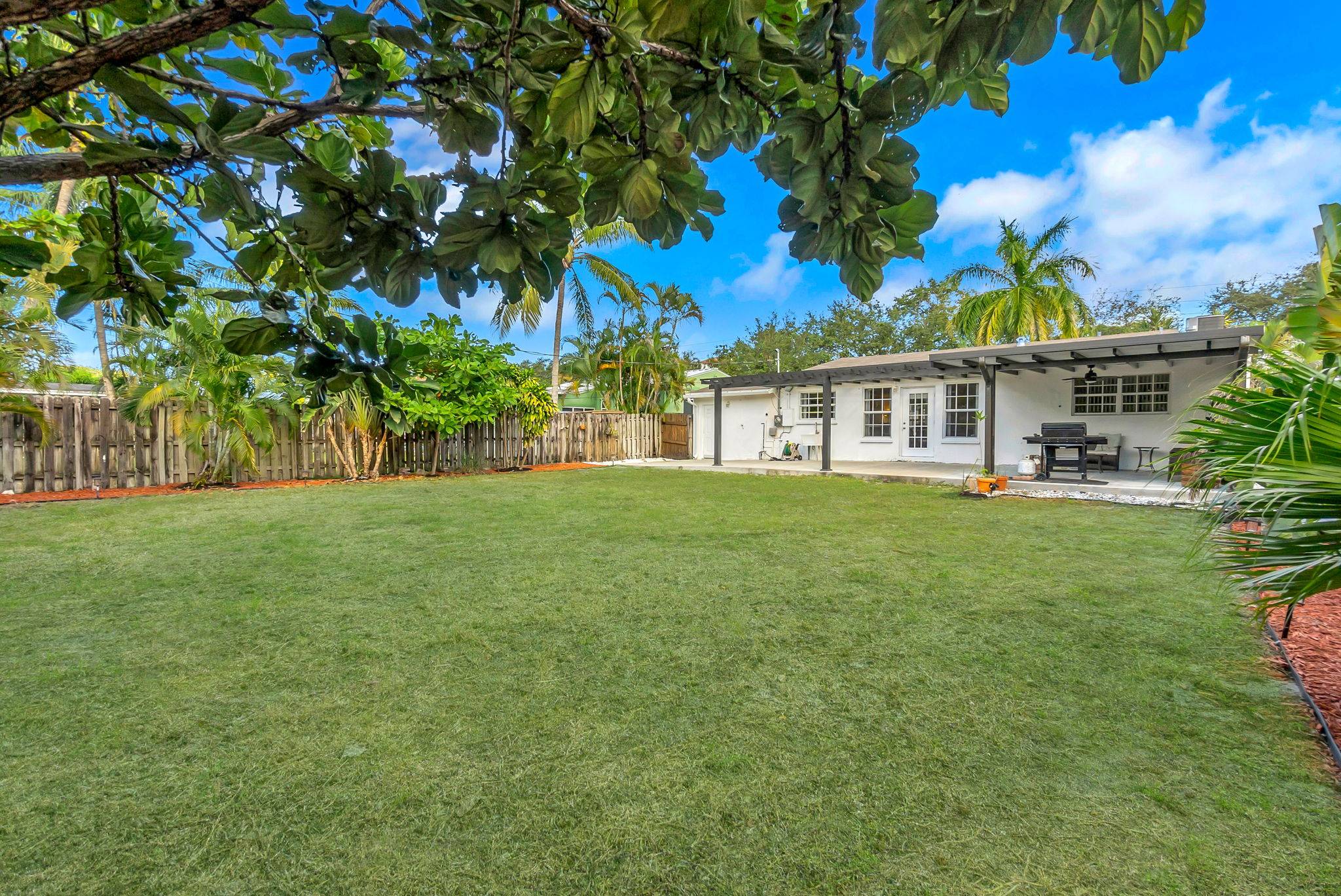 5-web-or-mls-DSC03315 Flexible Living & Income Potential in Hollywood