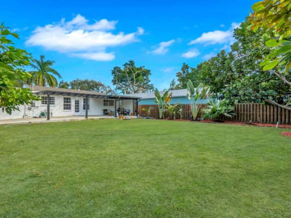 Flexible Living & Income Potential in Hollywood