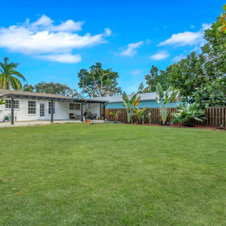 Flexible Living & Income Potential in Hollywood