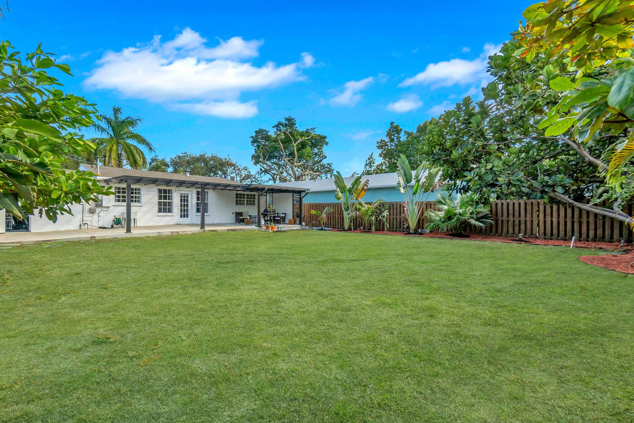 6-web-or-mls-DSC03313 Flexible Living & Income Potential in Hollywood