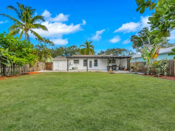 Flexible Living & Income Potential in Hollywood