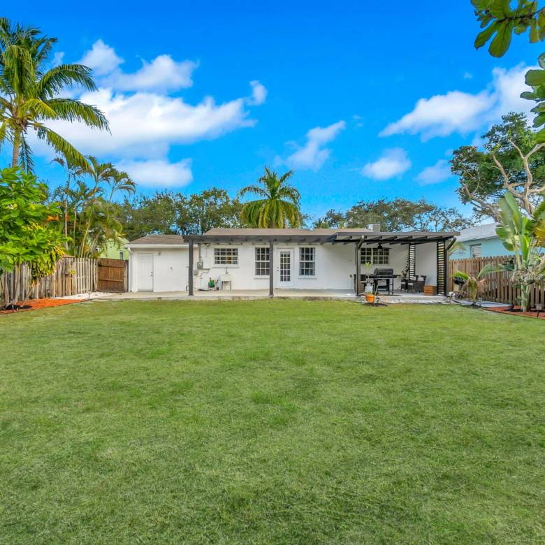 Flexible Living & Income Potential in Hollywood