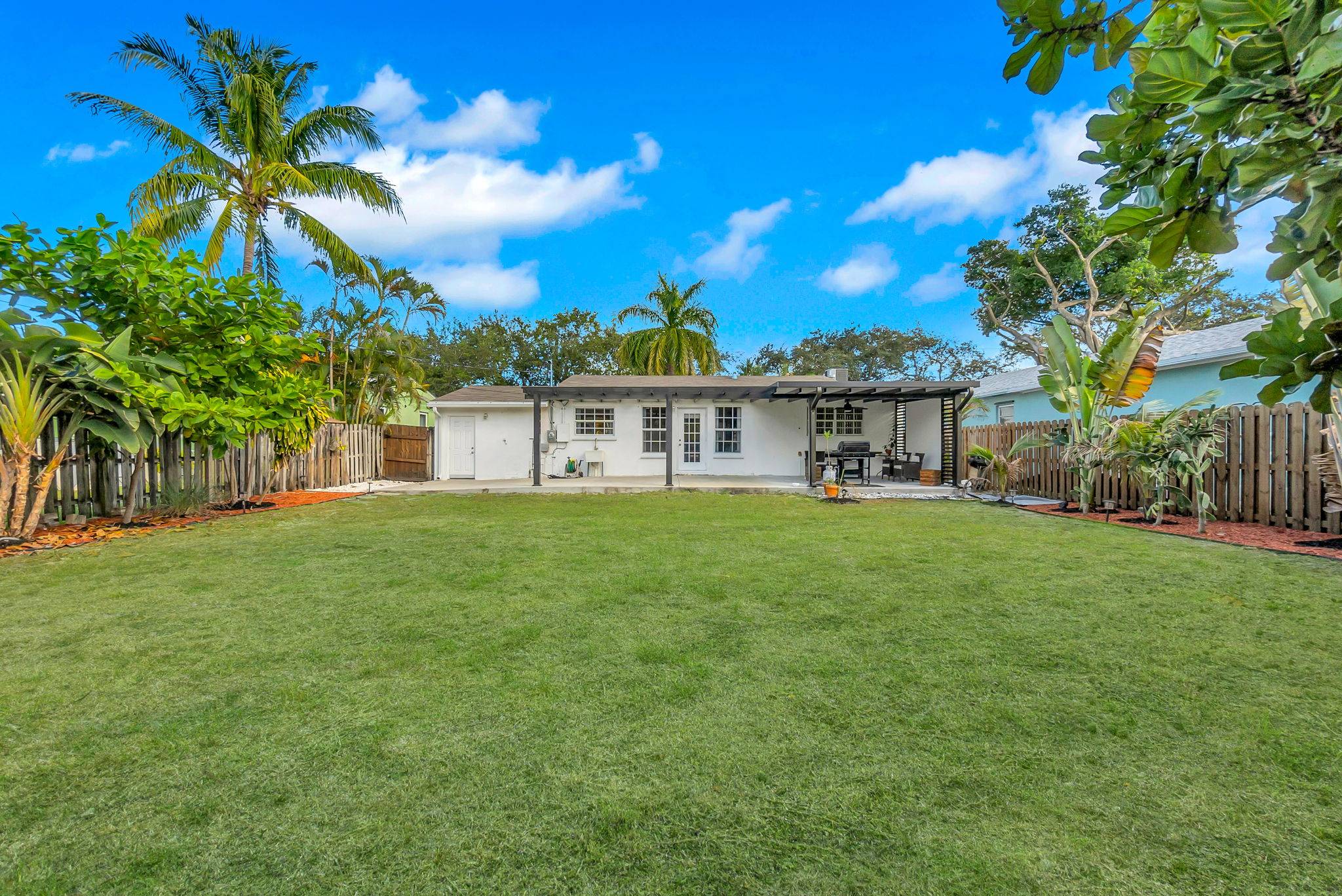 7-web-or-mls-DSC03314 Flexible Living & Income Potential in Hollywood