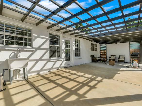 Flexible Living & Income Potential in Hollywood