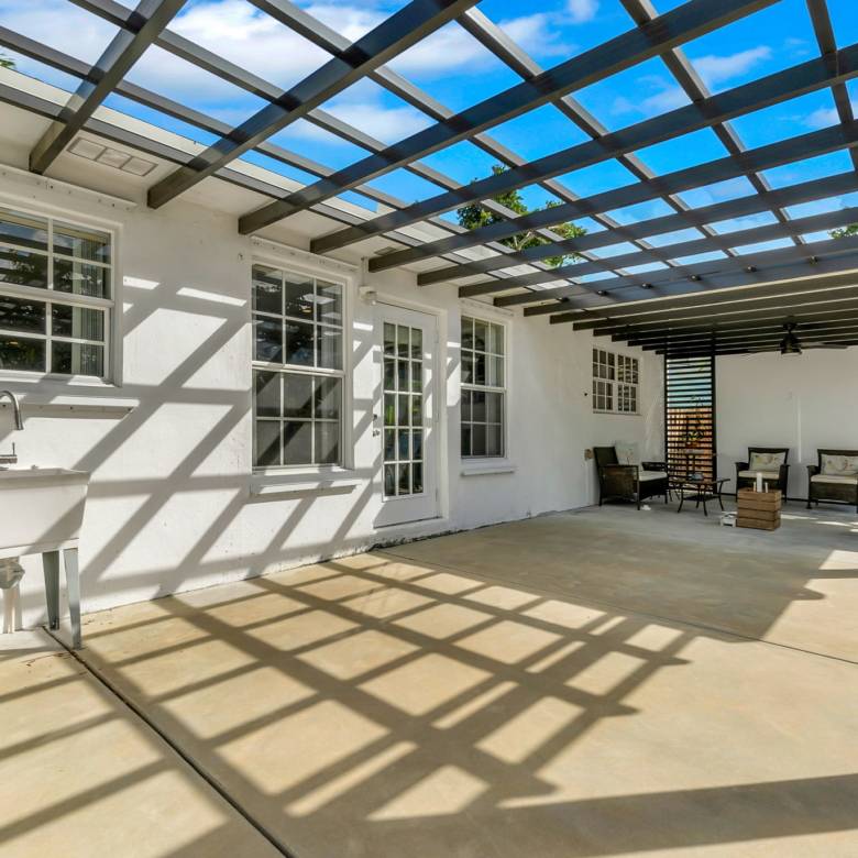 Flexible Living & Income Potential in Hollywood