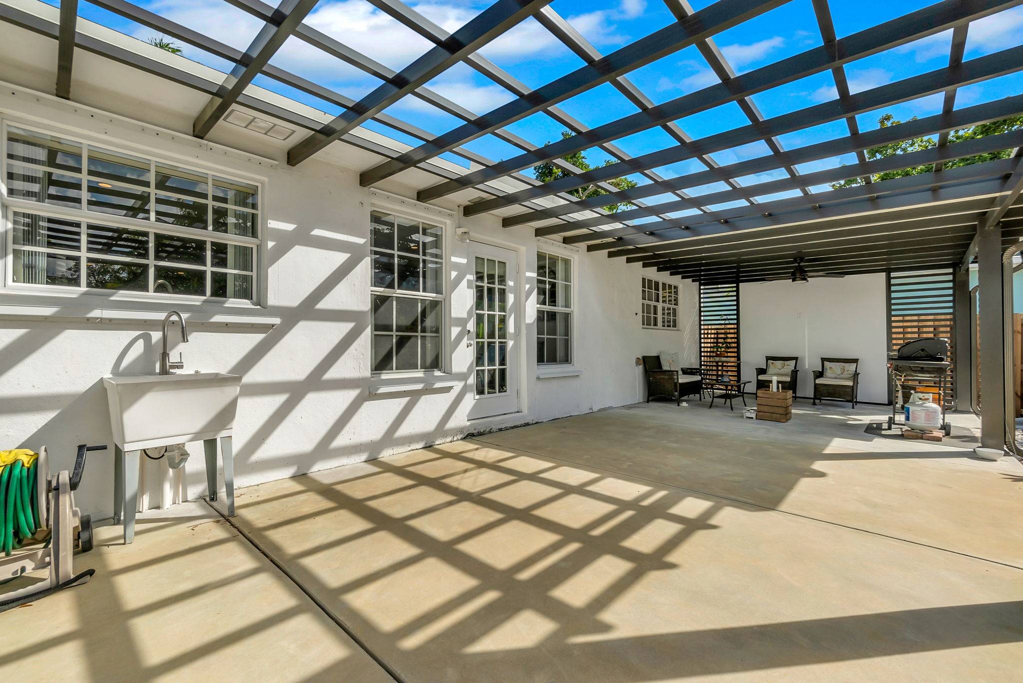 8-web-or-mls-DSC03311 Flexible Living & Income Potential in Hollywood