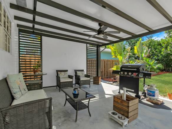 Flexible Living & Income Potential in Hollywood