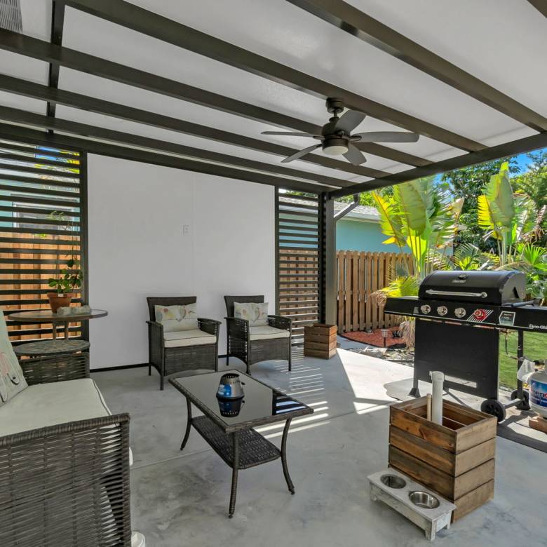 Flexible Living & Income Potential in Hollywood