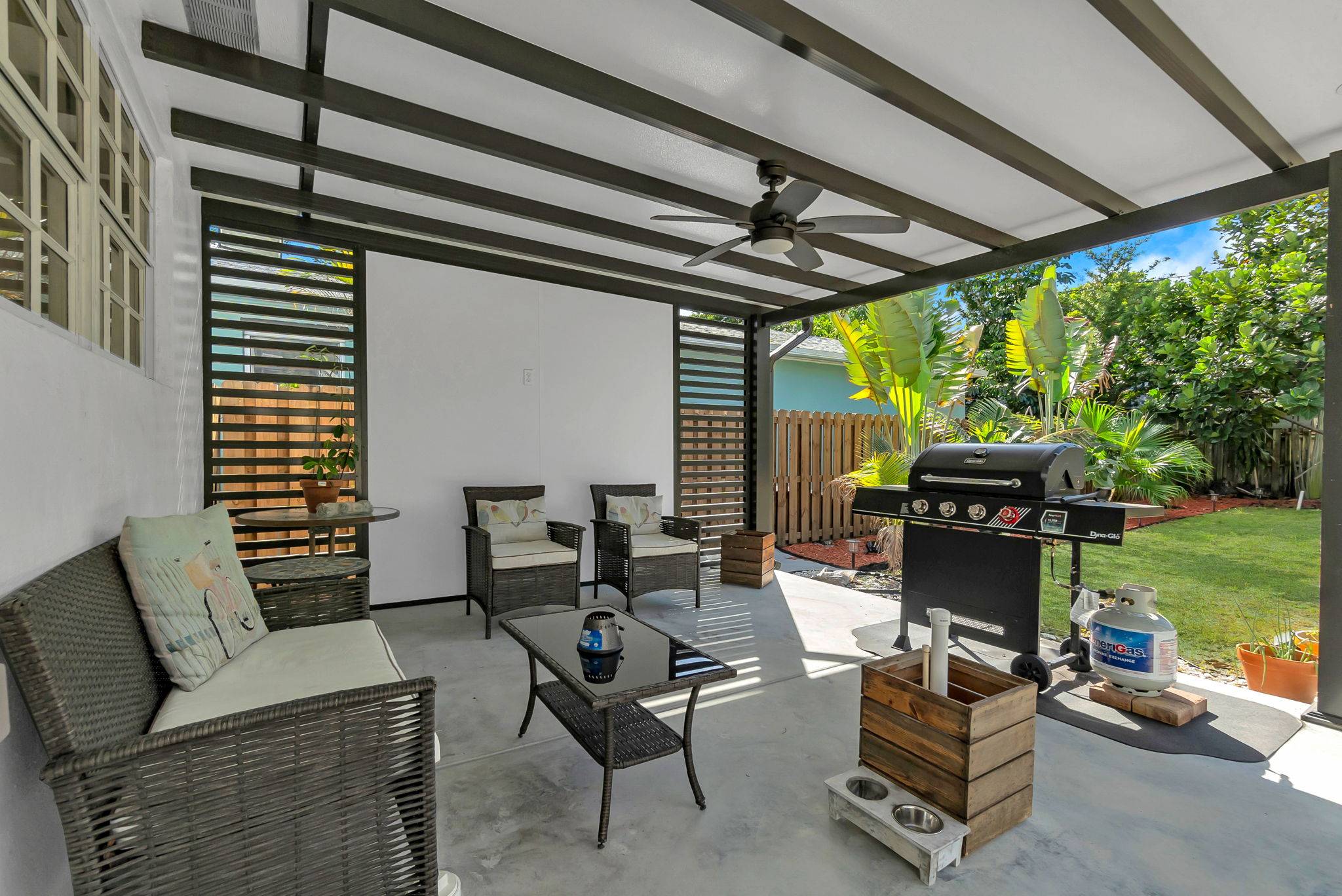 9-web-or-mls-DSC03309 Flexible Living & Income Potential in Hollywood