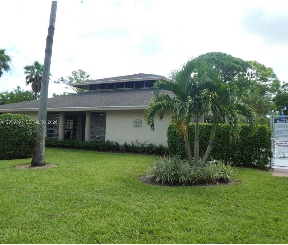 GetMedia (1) Convenient Condo Living in West Palm Beach