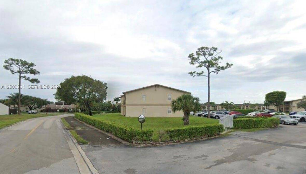 GetMedia (4) Convenient Condo Living in West Palm Beach