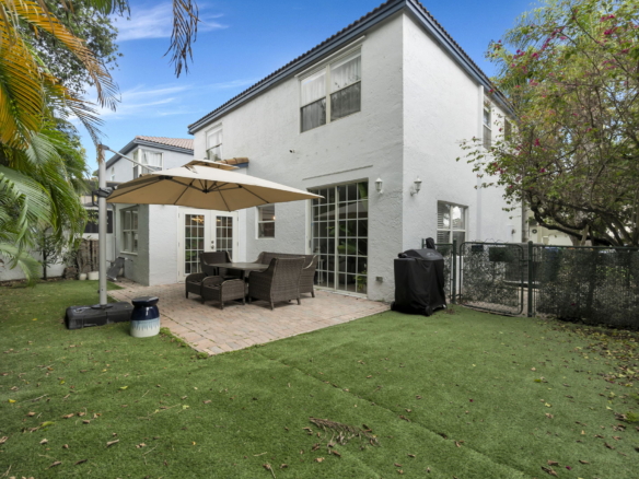 Modern Living Meets Comfort in Coral Springs