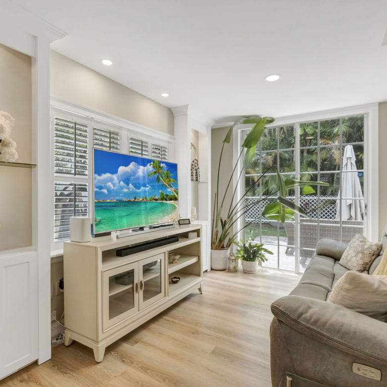 Modern Living Meets Comfort in Coral Springs