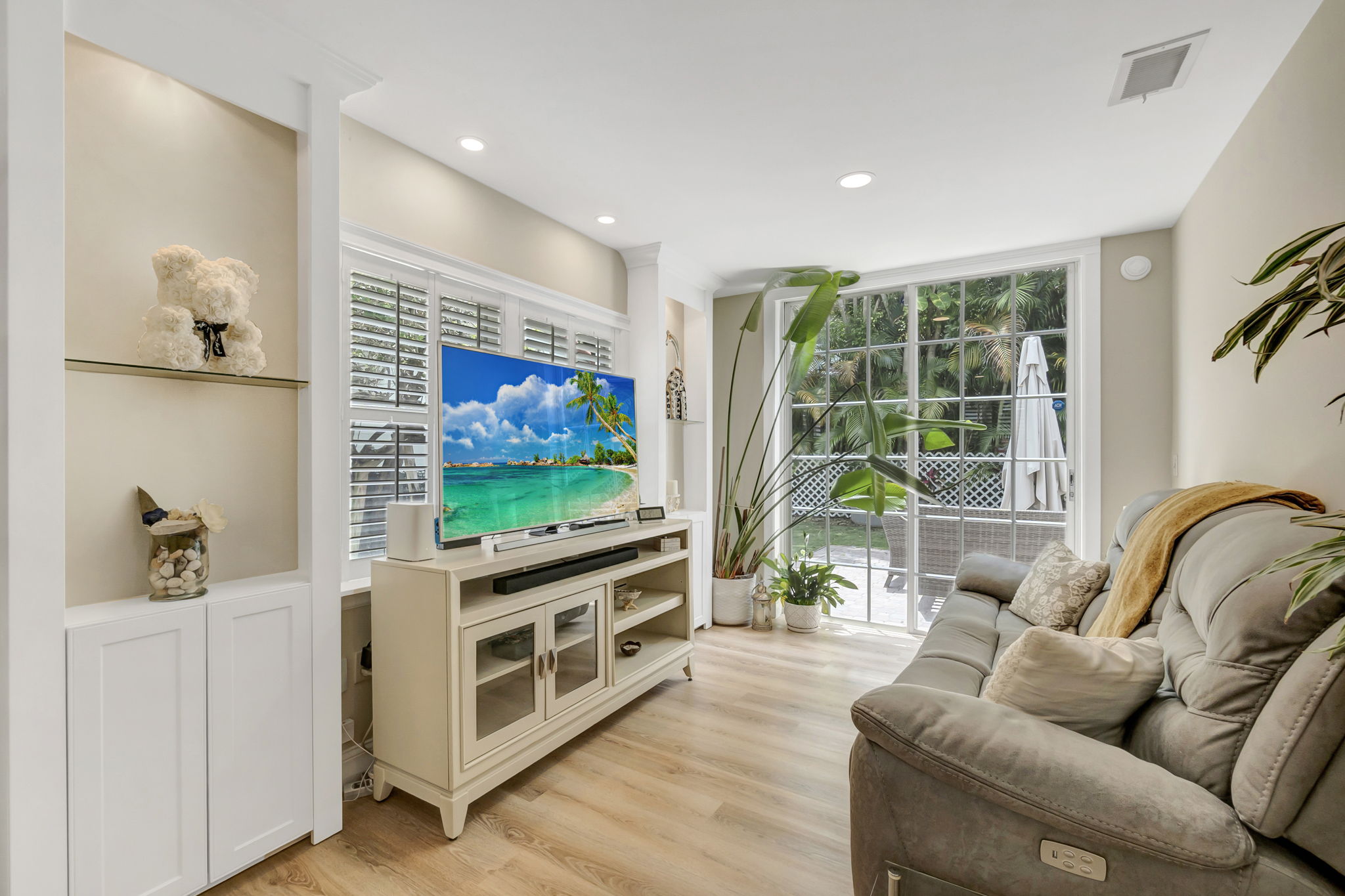 Modern Living Meets Comfort in Coral Springs