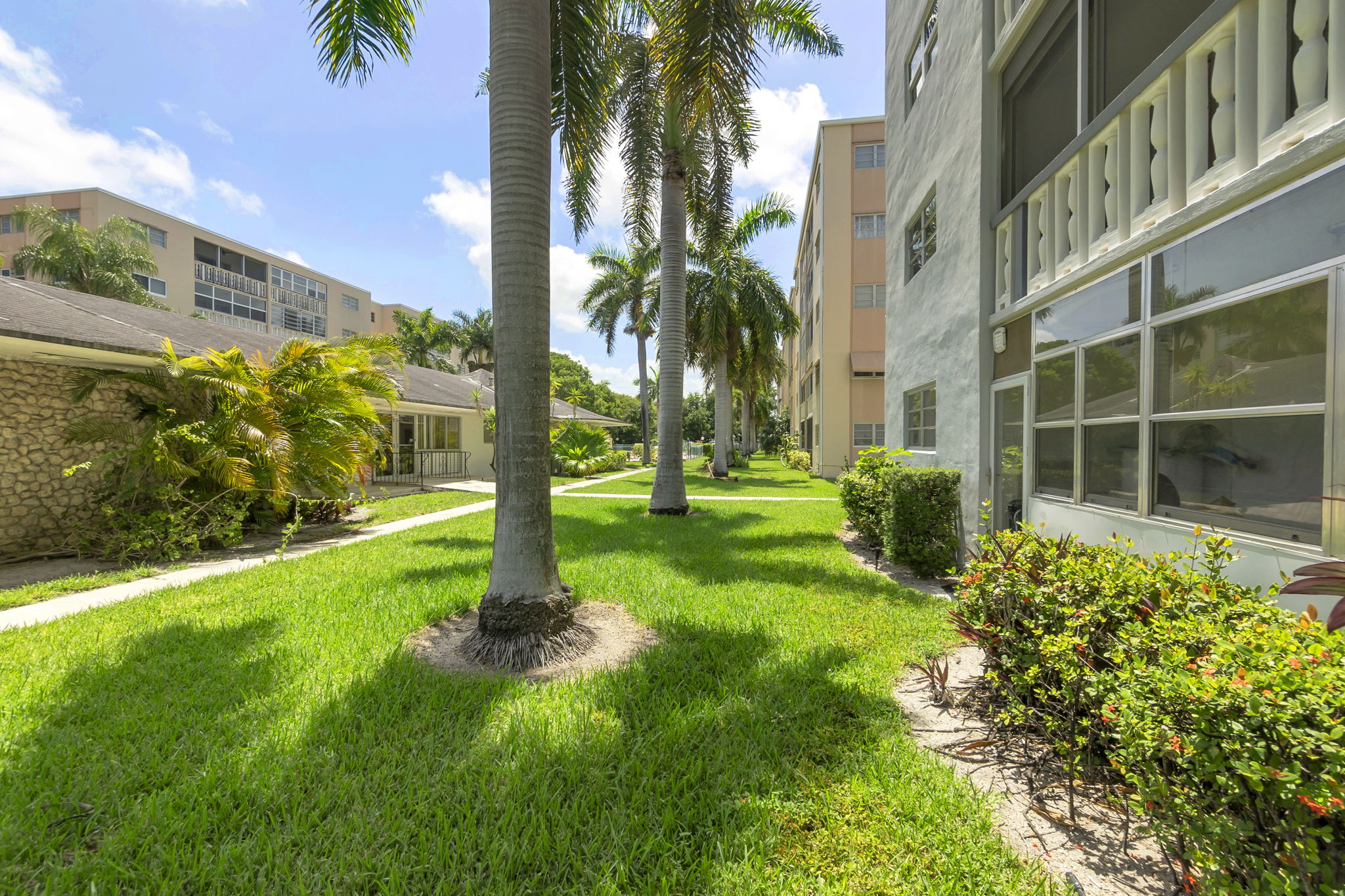 10-web-or-mls-DSC05069dsc05069 Bright & Spacious Furnished Corner Condo in Hallandale Beach