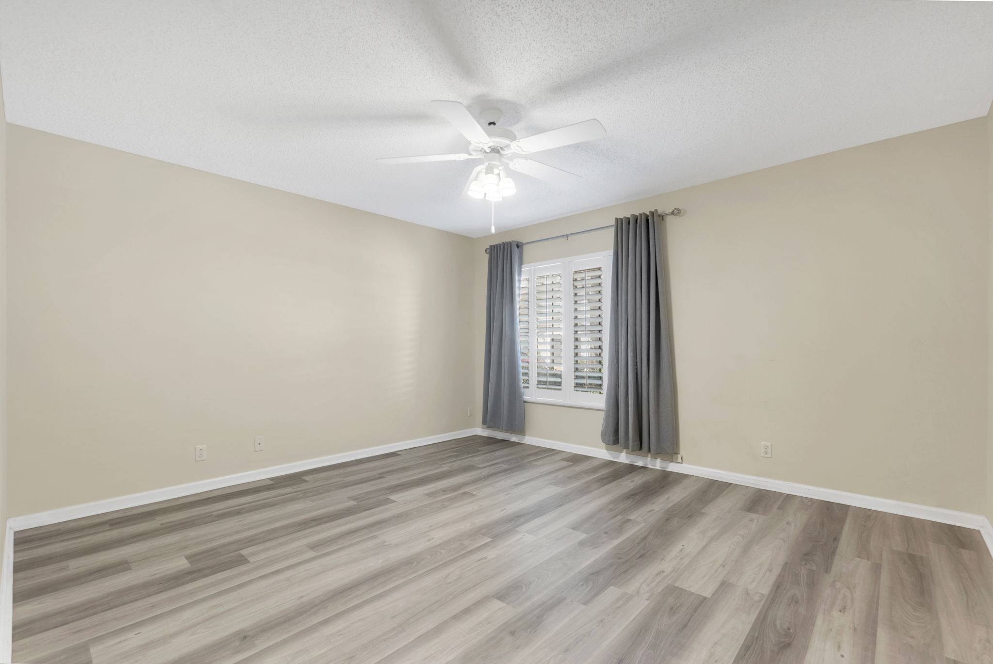 15-web-or-mls-DSC07361dsc07361 Spacious 3-Bedroom + Loft Townhouse with Water Views in Parkland