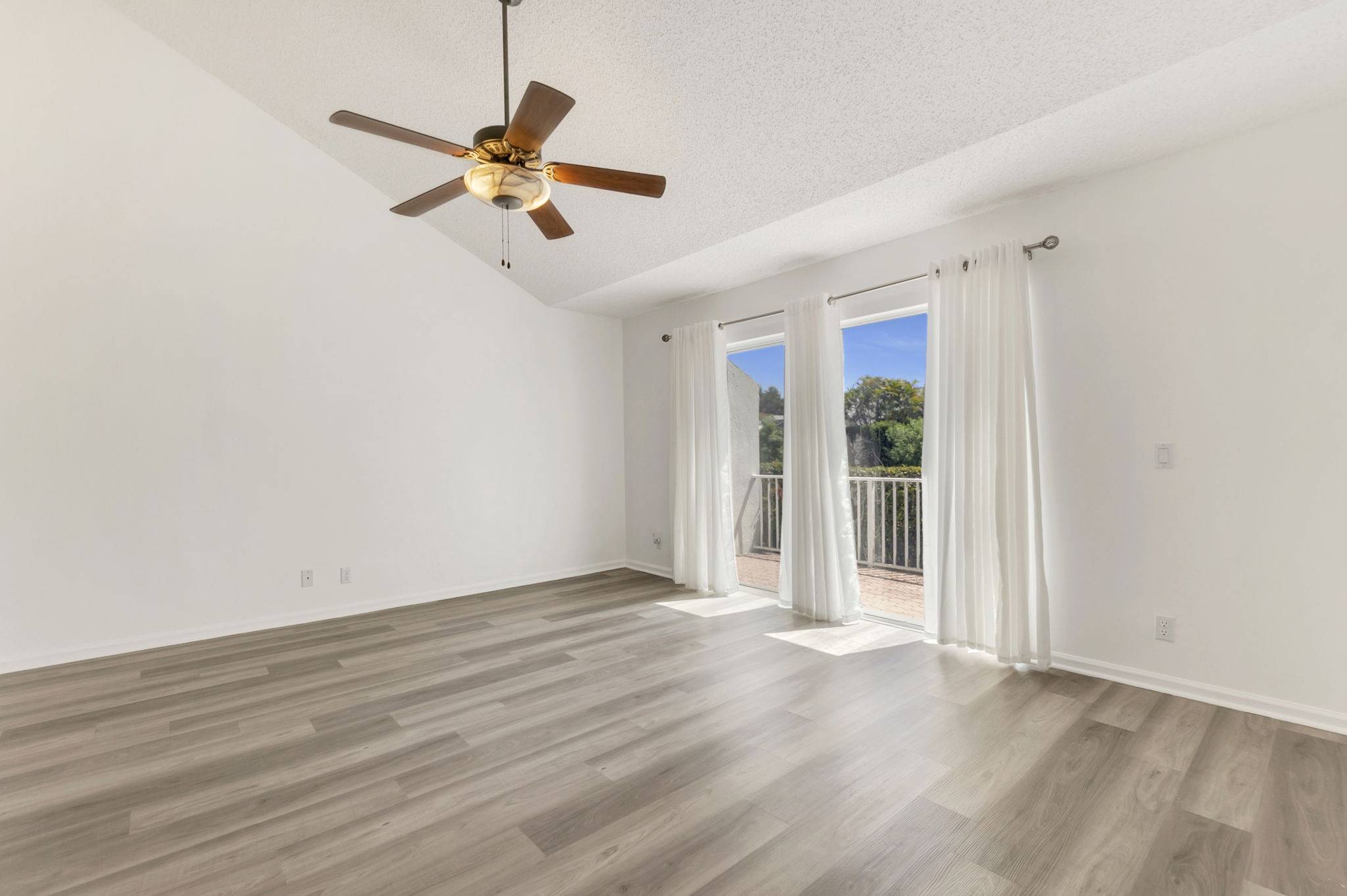 27-web-or-mls-DSC07407dsc07407 Spacious 3-Bedroom + Loft Townhouse with Water Views in Parkland