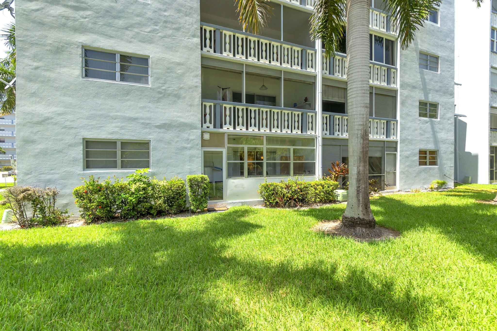 29-web-or-mls-DSC05068dsc05068 Bright & Spacious Furnished Corner Condo in Hallandale Beach