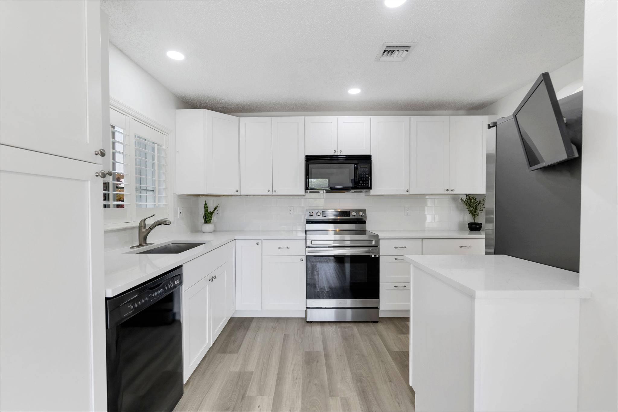 32-web-or-mls-DSC07428dsc07428 Spacious 3-Bedroom + Loft Townhouse with Water Views in Parkland