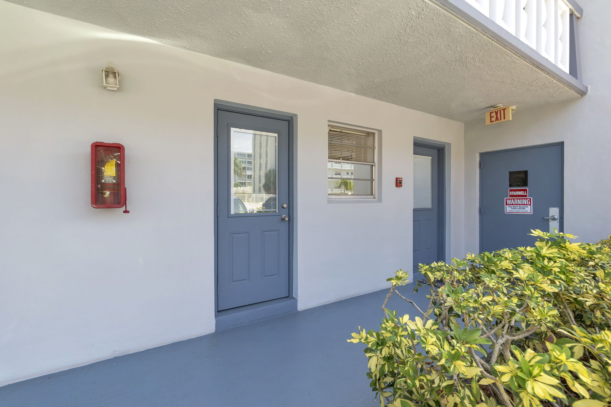 33-web-or-mls-DSC05070dsc05070 Bright & Spacious Furnished Corner Condo in Hallandale Beach