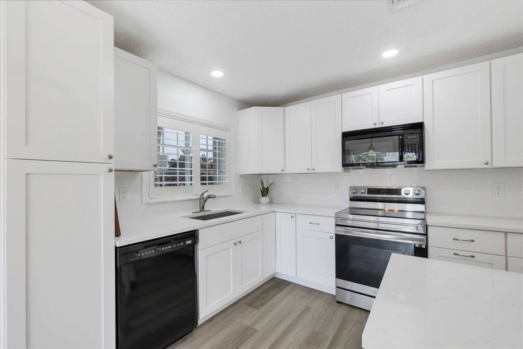 33-web-or-mls-DSC07431dsc07431 Spacious 3-Bedroom + Loft Townhouse with Water Views in Parkland