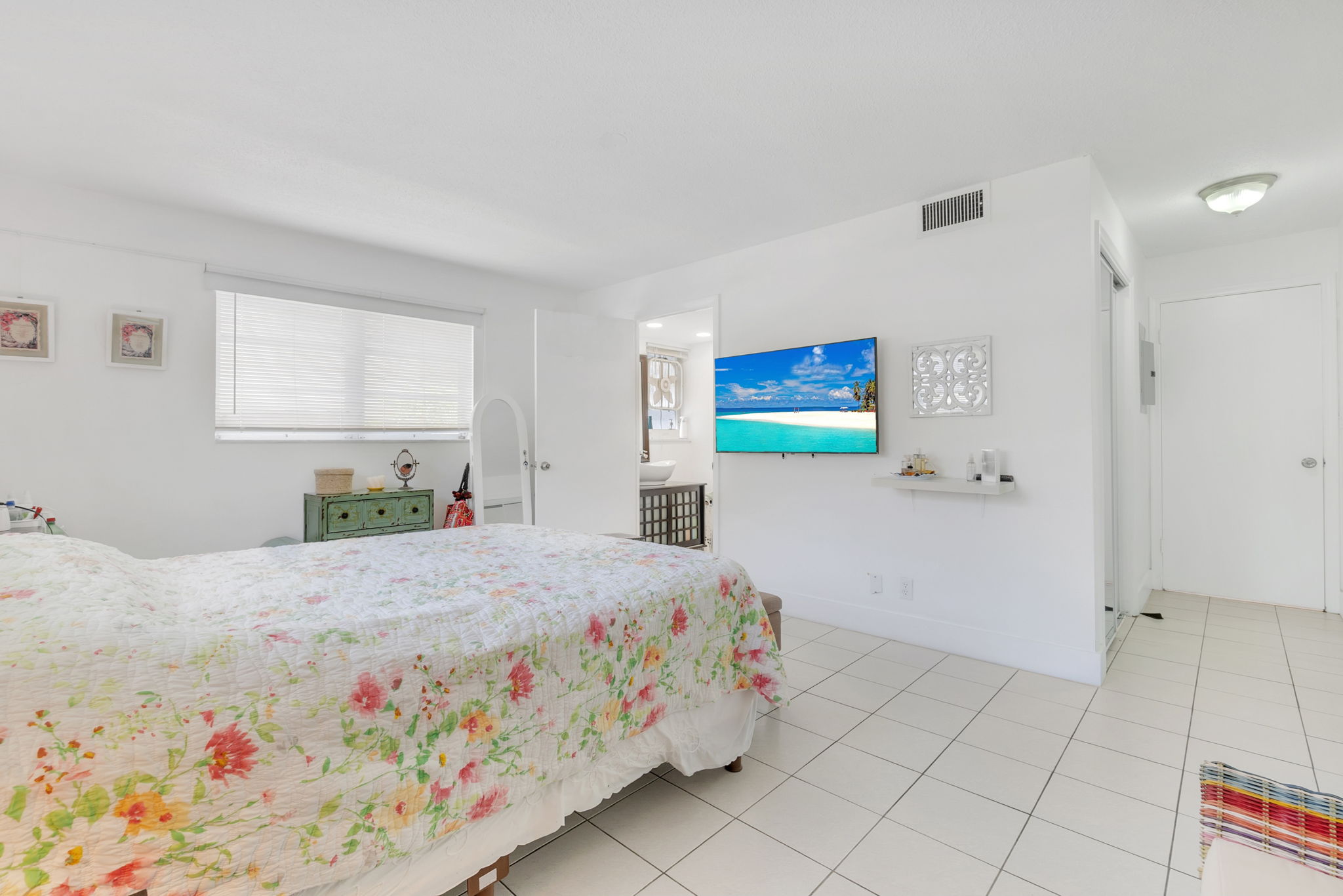 4-web-or-mls-DSC04960dsc04960 Bright & Spacious Furnished Corner Condo in Hallandale Beach