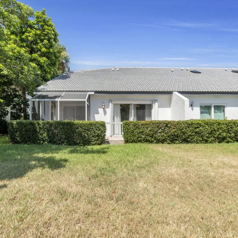 Spacious 3-Bedroom + Loft Townhouse with Water Views in Parkland