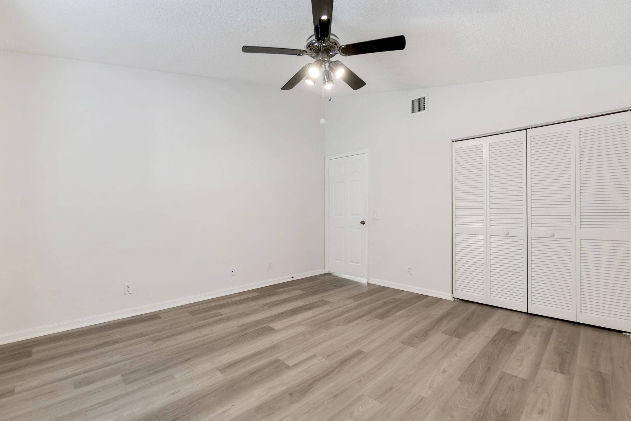 5-web-or-mls-DSC07327dsc07327 Spacious 3-Bedroom + Loft Townhouse with Water Views in Parkland