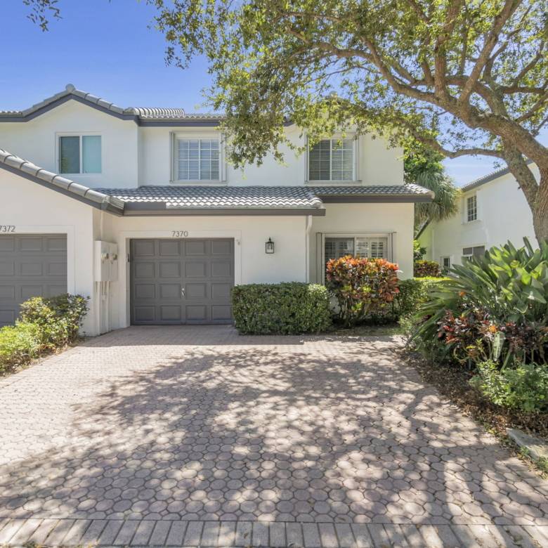 Spacious 3-Bedroom + Loft Townhouse with Water Views in Parkland