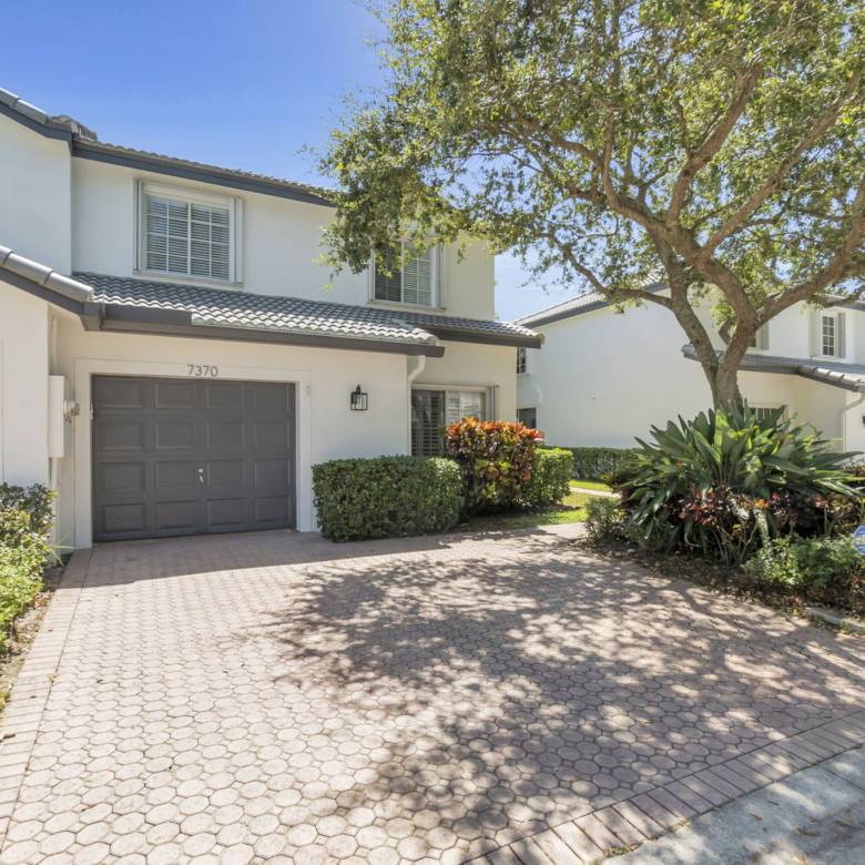Spacious 3-Bedroom + Loft Townhouse with Water Views in Parkland