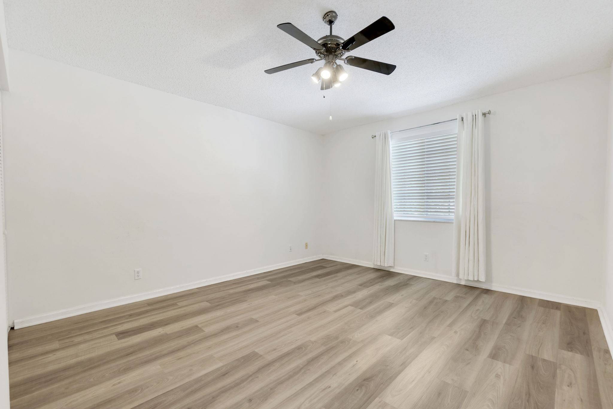 6-web-or-mls-DSC07332dsc07332 Spacious 3-Bedroom + Loft Townhouse with Water Views in Parkland