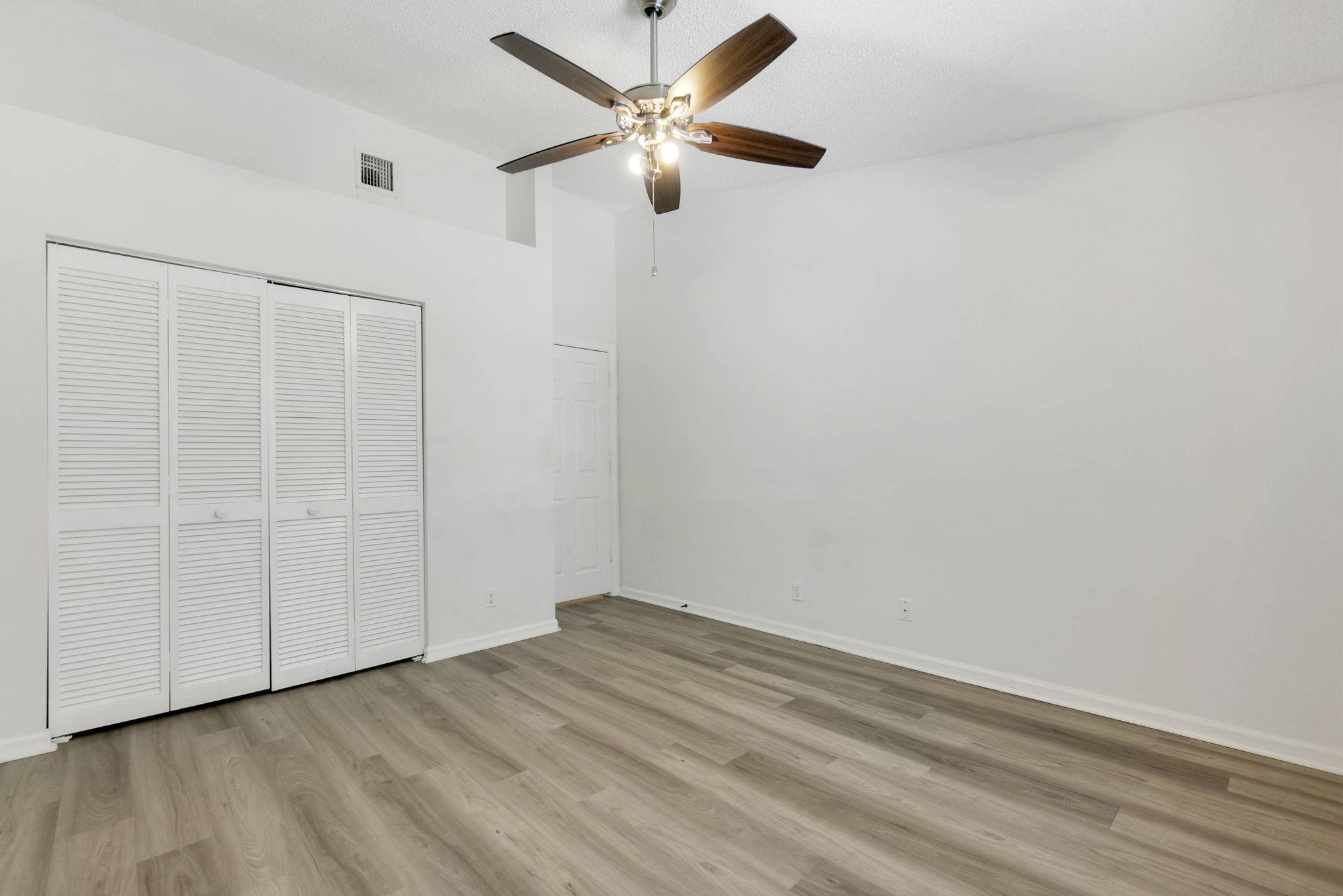 7-web-or-mls-DSC07333dsc07333 Spacious 3-Bedroom + Loft Townhouse with Water Views in Parkland