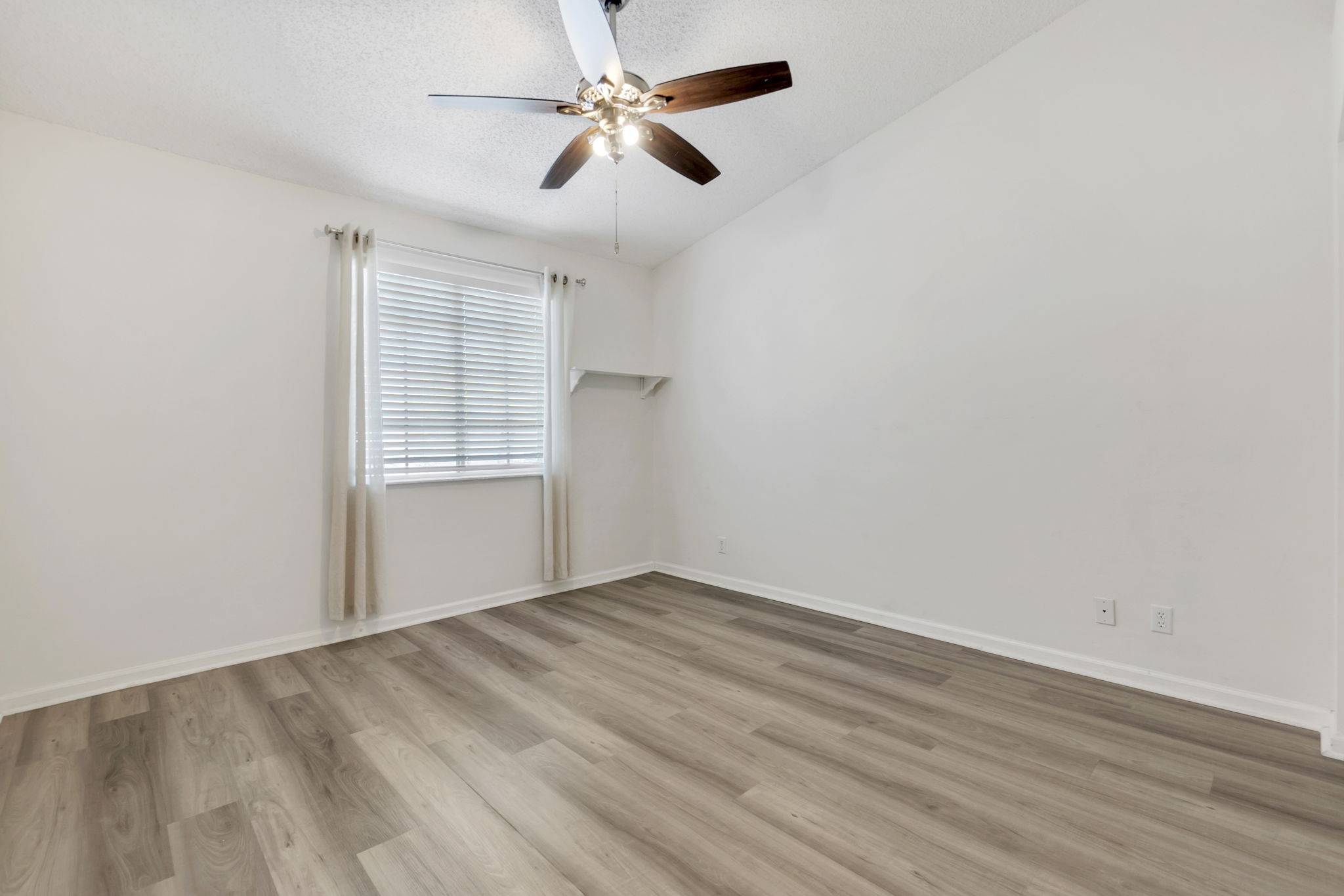 8-web-or-mls-DSC07338dsc07338 Spacious 3-Bedroom + Loft Townhouse with Water Views in Parkland