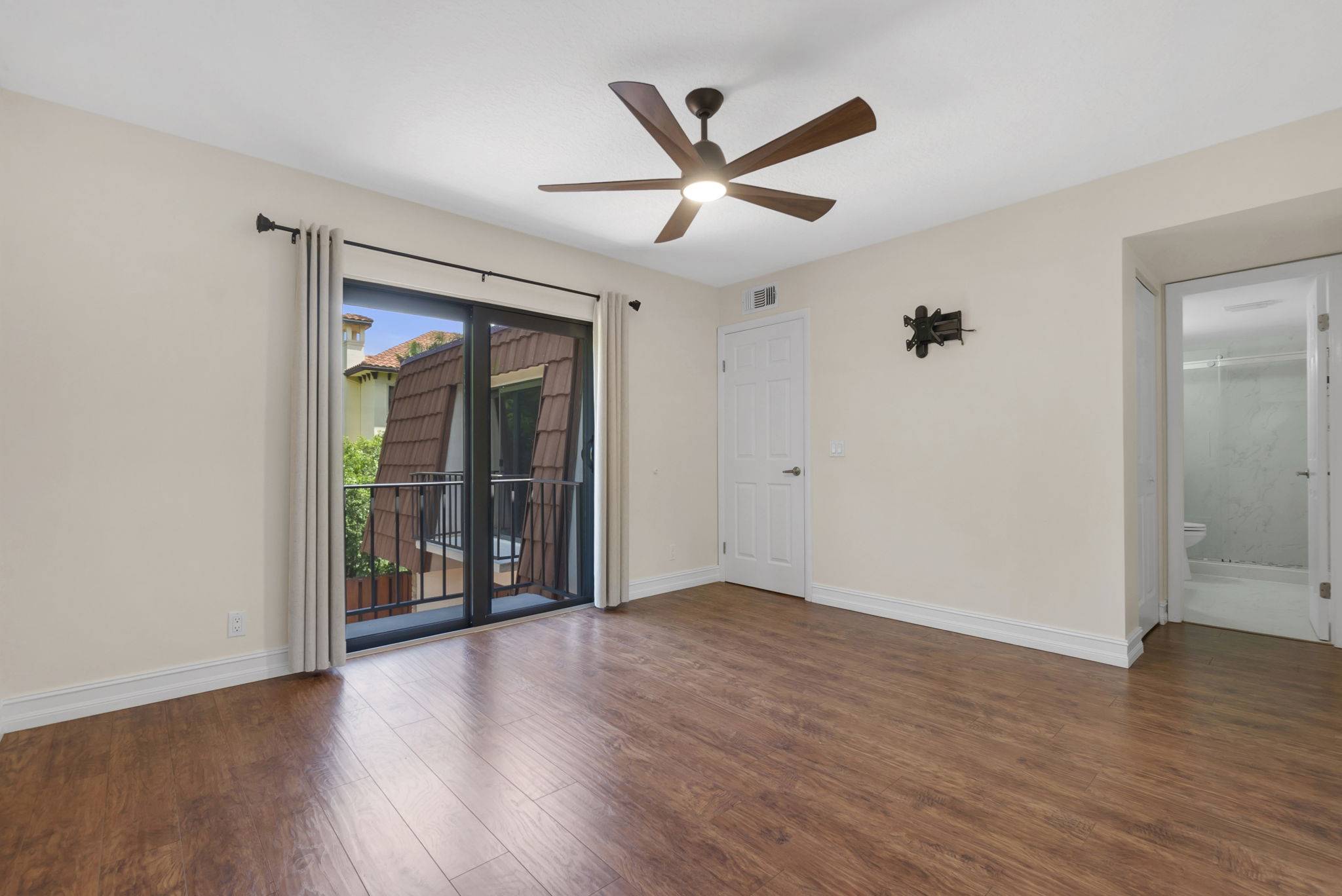 Bright 2-Bed Townhome with Private Courtyard