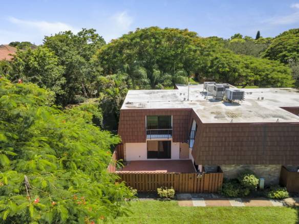 Bright 2-Bed Townhome with Private Courtyard
