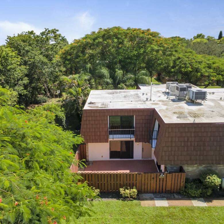 Bright 2-Bed Townhome with Private Courtyard