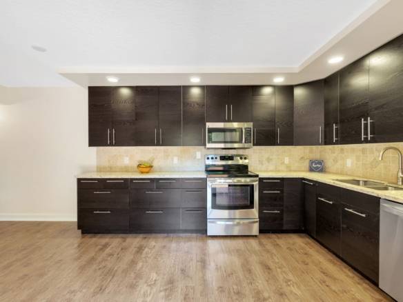 Bright 2-Bed Townhome with Private Courtyard