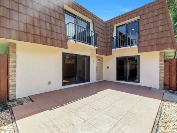 Bright 2-Bed Townhome with Private Courtyard