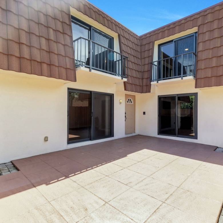Bright 2-Bed Townhome with Private Courtyard