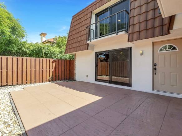 Bright 2-Bed Townhome with Private Courtyard