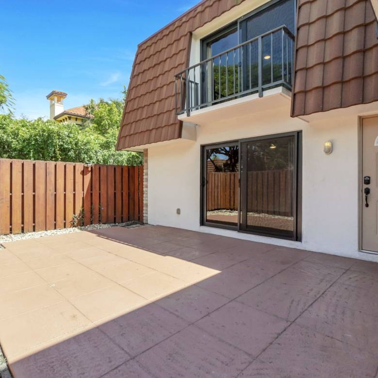 Bright 2-Bed Townhome with Private Courtyard