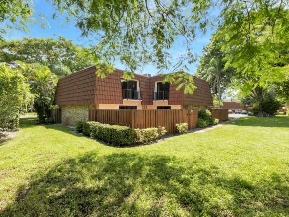 Bright 2-Bed Townhome with Private Courtyard