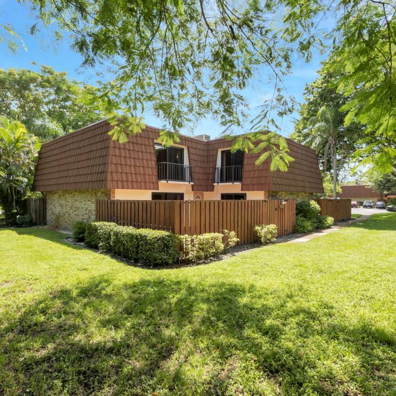 Bright 2-Bed Townhome with Private Courtyard