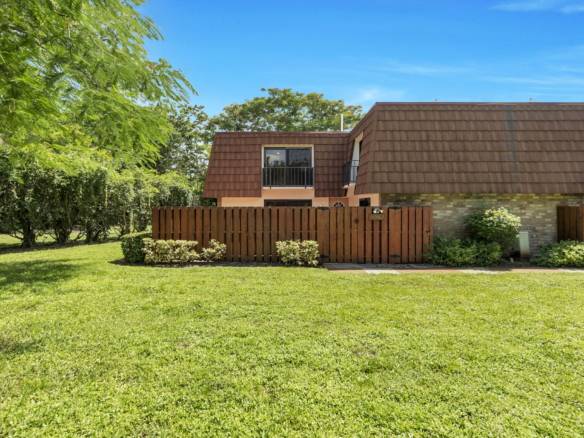Bright 2-Bed Townhome with Private Courtyard