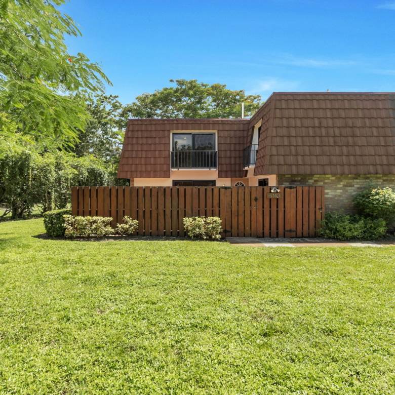 Bright 2-Bed Townhome with Private Courtyard