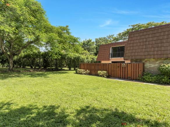 Bright 2-Bed Townhome with Private Courtyard
