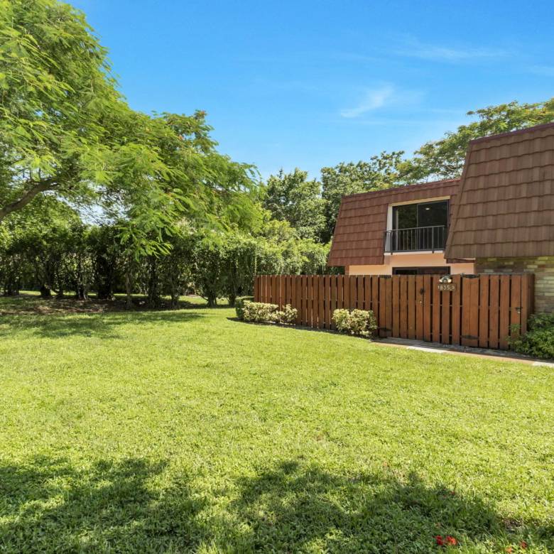 Bright 2-Bed Townhome with Private Courtyard