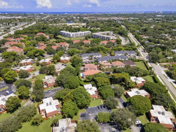 Bright 2-Bed Townhome with Private Courtyard
